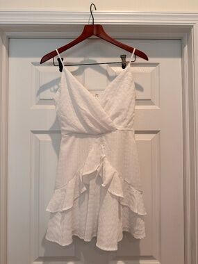 Trixxi White Ruffle Mini Dress med homecoming